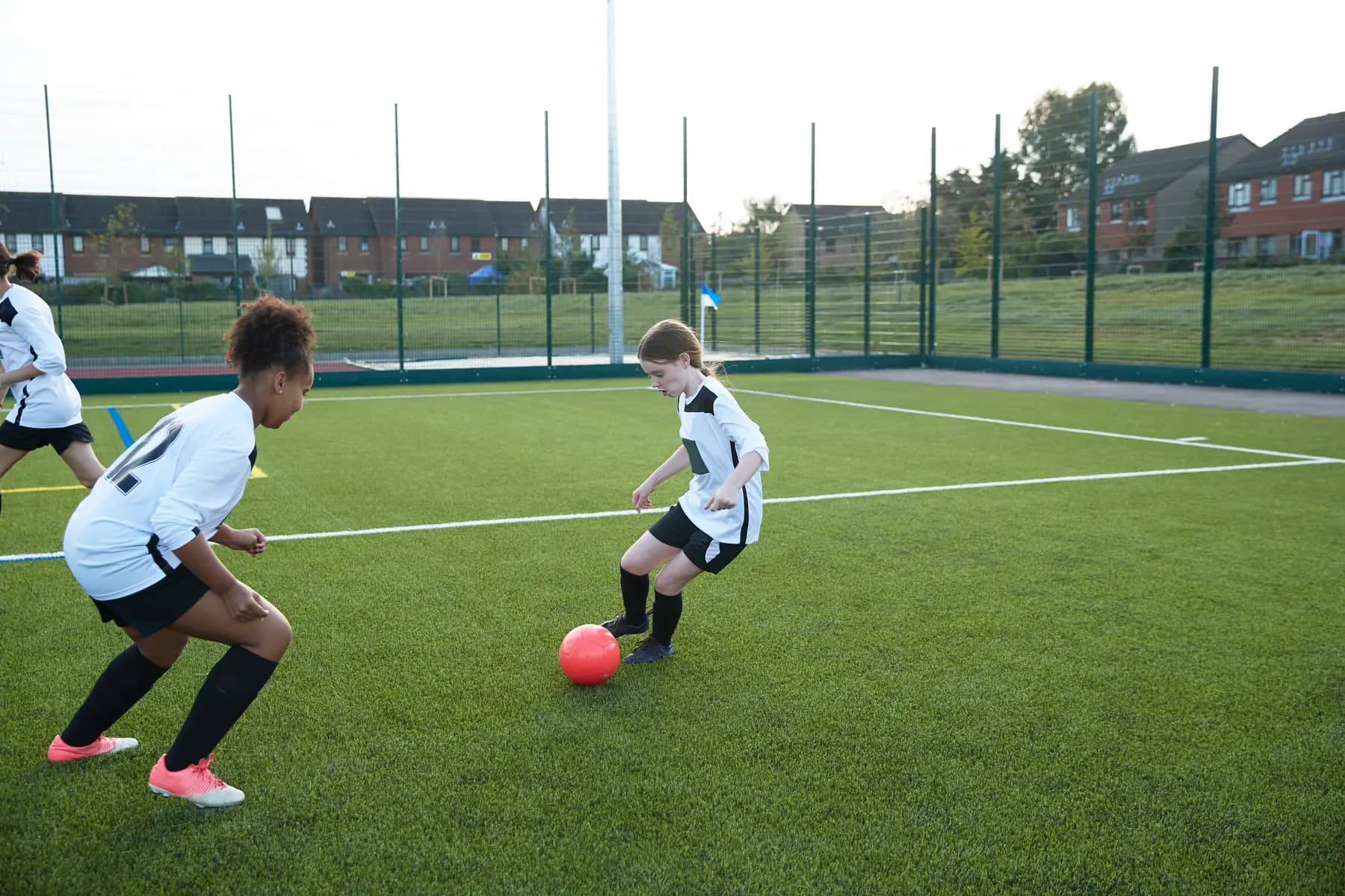 Jugendmannschaft im Training auf der Anlage eines Sportvereins