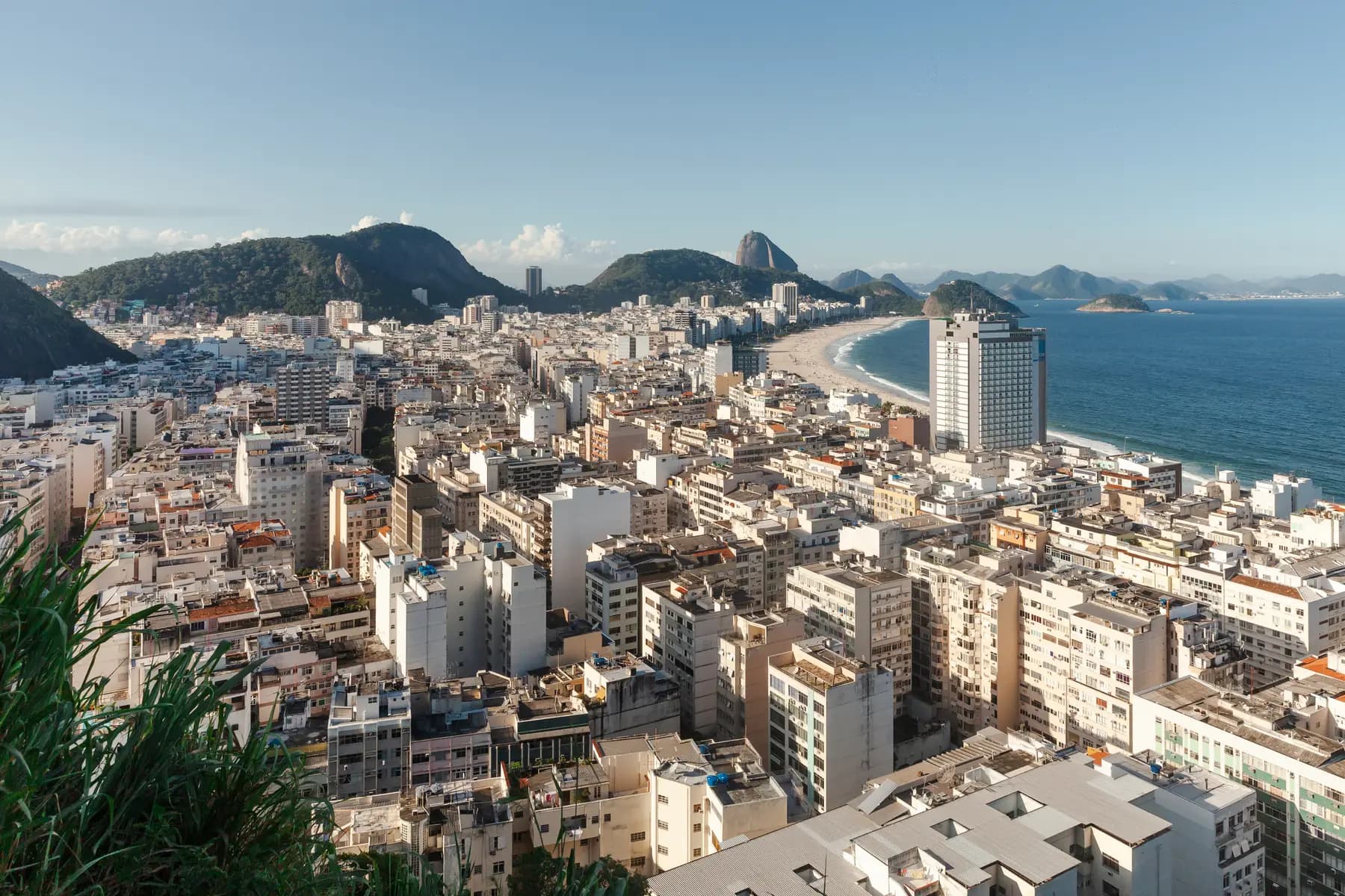 Blick über Rio de Janeiro mit Copacabana und Zuckerhut